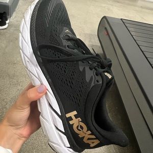 HOKAS women’s Clifton 7 shoes size 7.5 - black and gold